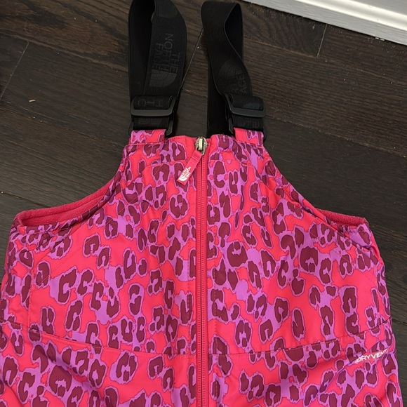 Girls pink and purple leopard Freedom Insulated Bib snowpants. Size 5t - Picture 4 of 7